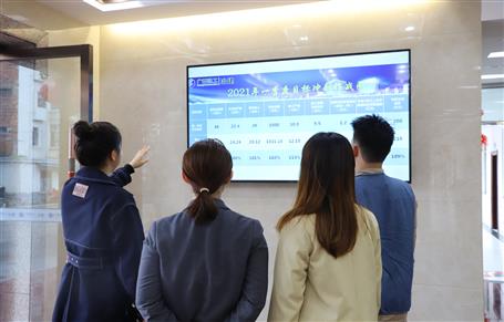 ұ����˾������һ���������ֶ�ý����Ϣ����ϵͳ����23̨������ʾ������ѹ����������