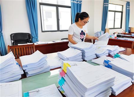 ��������һ�ȡ��м�ʹ������ģ��ΤӨӨ������һ�ߵġ����õ�塱